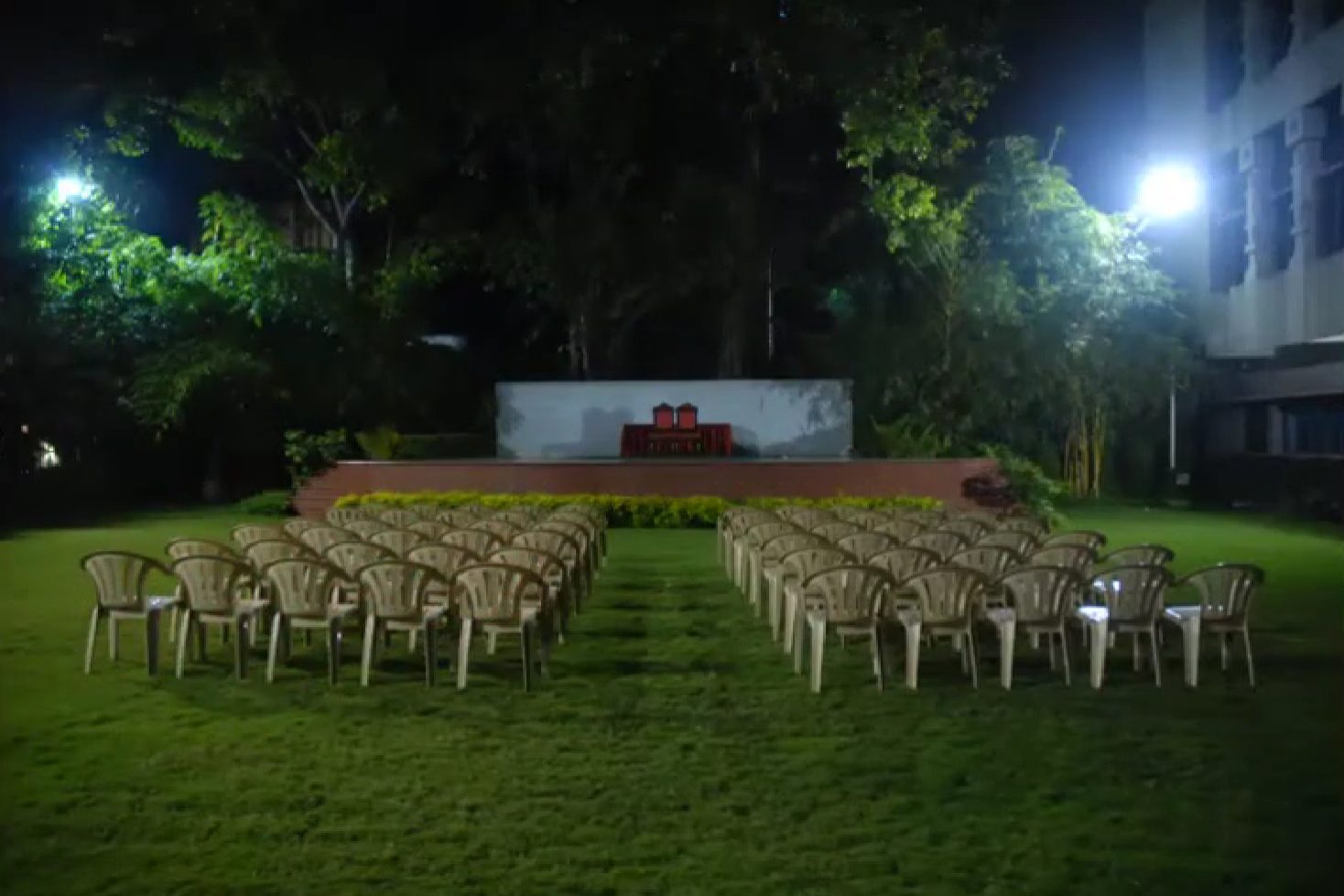 Open-air garden lawn at New Woodlands Hotel